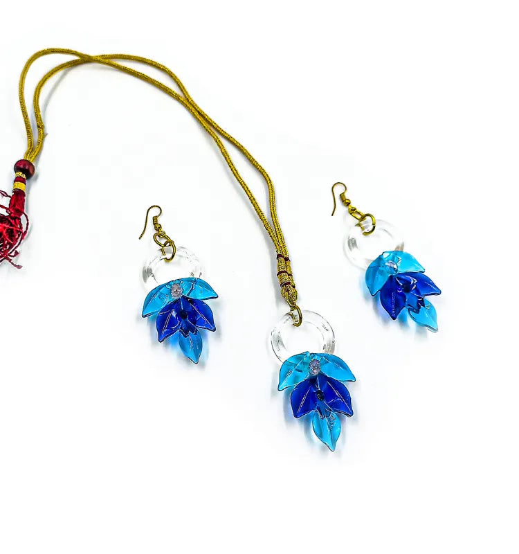 Modern quirky glass earrings with matching pendant in leaf design.